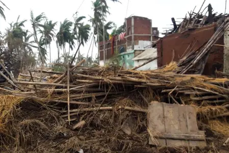 Freemasons give donation to victims of Indian cyclone